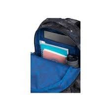 Compartiment ouvert d'un sac à dos noir avec intérieur bleu, contenant un ordinateur portable et des dossiers colorés